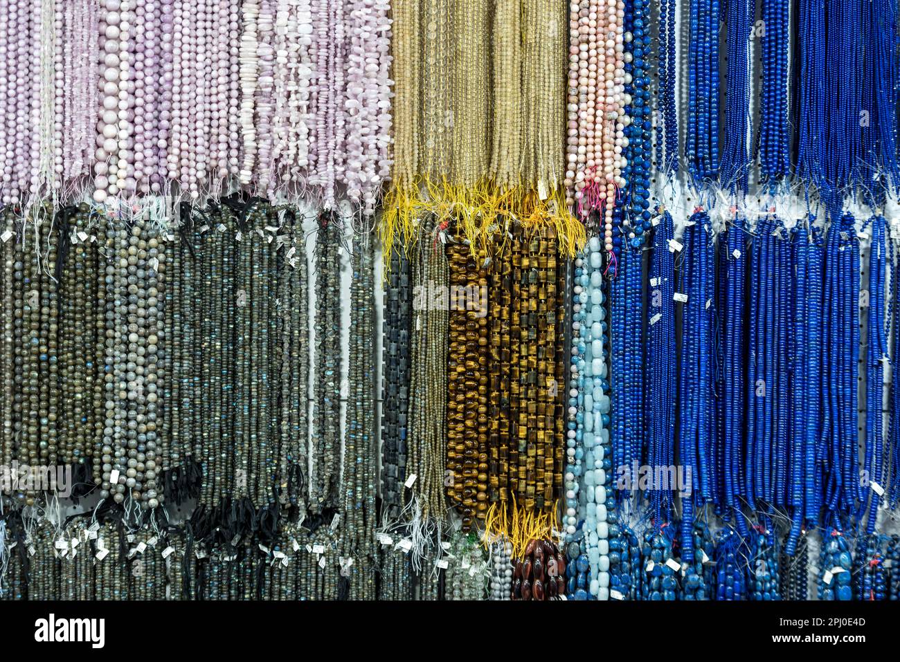 Halsketten aus Edelsteinen, Perlen, Korallen, Kunar Gems Messestand, INHORGENTA, Schmuckmesse Uhren Edelsteine, Luxus, München Stockfoto
