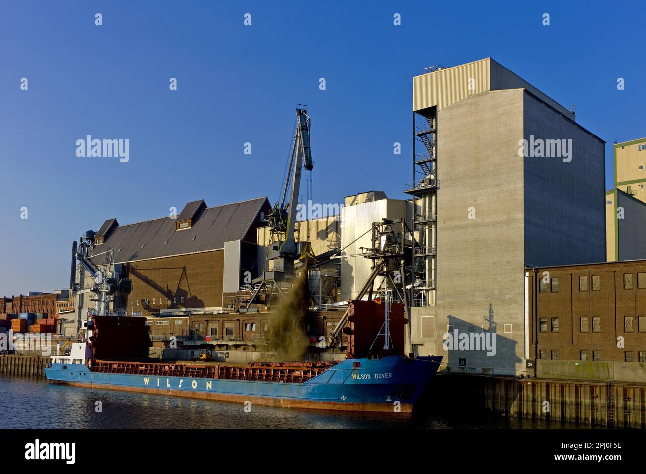 Frachtschiff Wilson Dover im Holz- und Fabrikhafen, entladen Fracht, Bremen, Deutschland Stockfoto