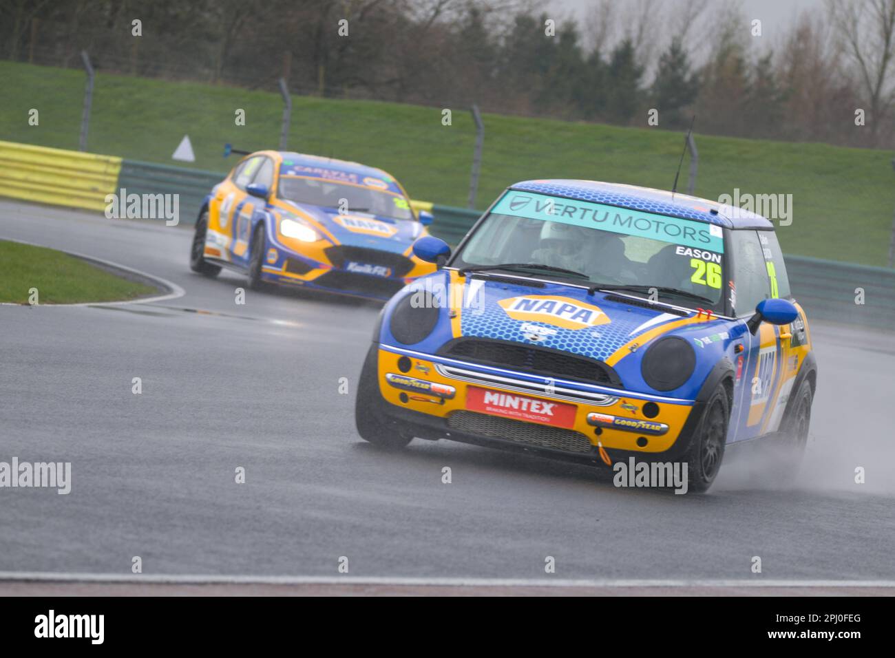 Mini Challenge Trophäe 2023, Napa Racing UK Callum Eason, Nummer 26, Croft Rennstrecke mit Dan Rowbottom hinter sich Stockfoto