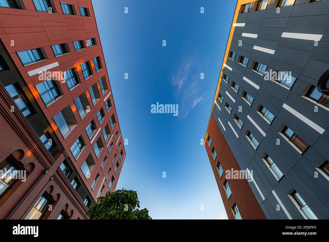 Breslau, Polen Juni 2022 Fassaden von zwei modernen