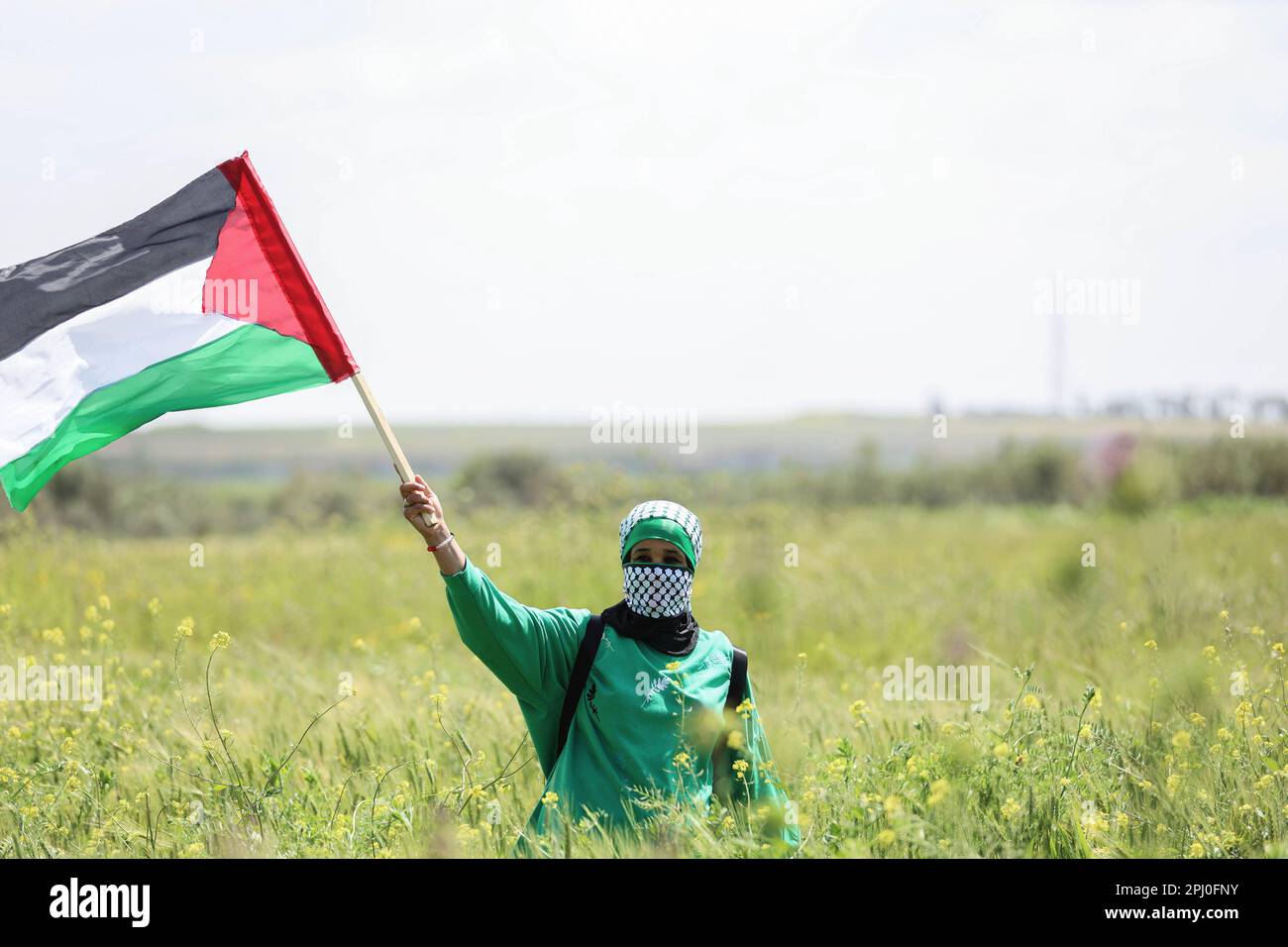 Gaza, Palästina. 29. März 2023. (INT) am Tag der Erde gehen Hunderte von Palästinensern an die Grenzen des Gazastreifens. 30. März 2023, Gaza, Palästina: Hunderte von Palästinensern gingen an die östlichen Grenzen des Gazastreifens, um ihren Zorn zum Ausdruck zu bringen und das Recht auf Rückkehr in ihr Land zu fordern, das vor 75 Jahren von der zionistischen Besetzung besetzt war. (Kreditbild: © Saher Elghorra/TheNEWS2 via ZUMA Press Wire) NUR REDAKTIONELLE VERWENDUNG! Nicht für den kommerziellen GEBRAUCH! Stockfoto