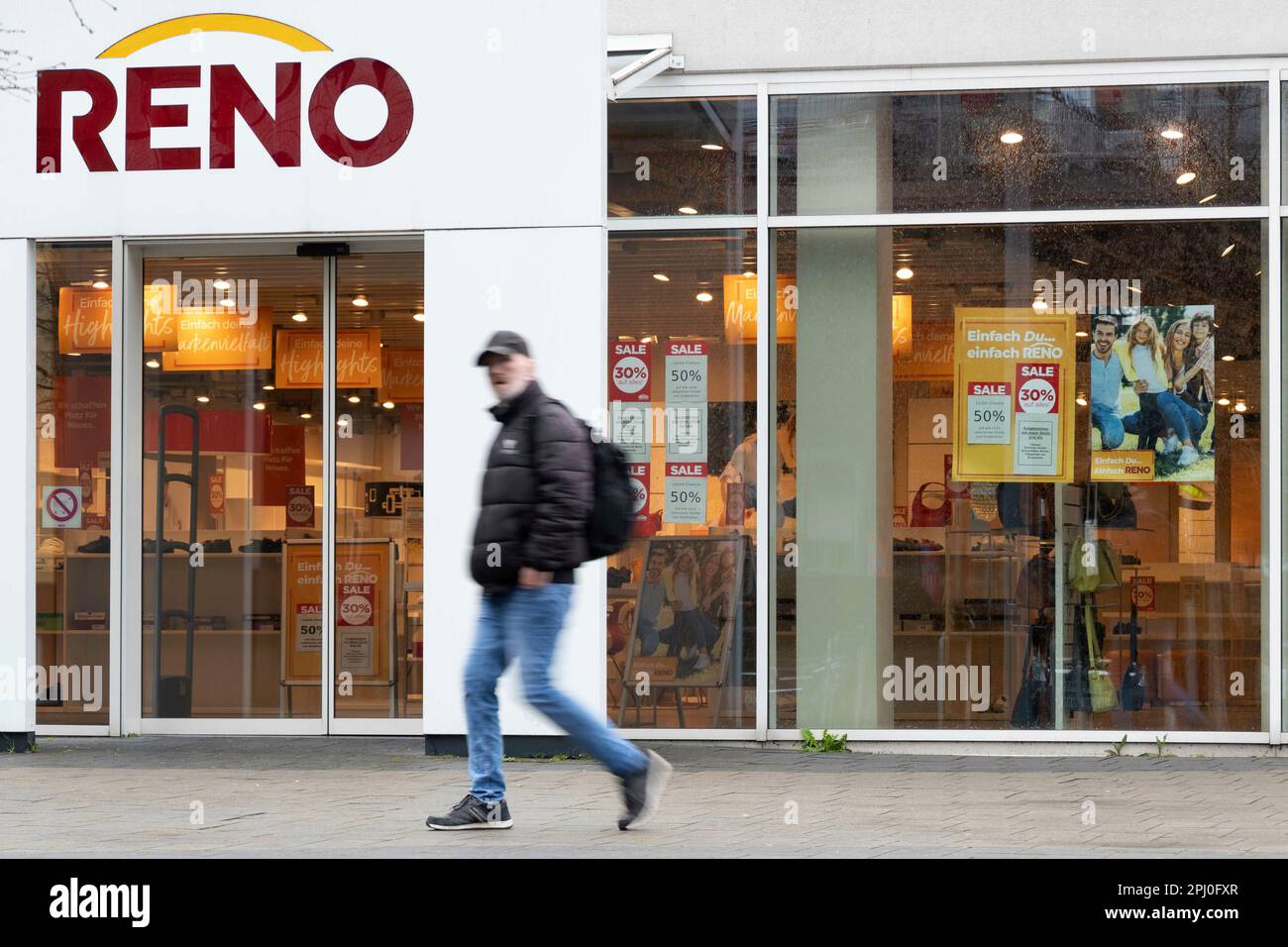 Gegen die Firma RENO aus Osnabrueck wurde ein Insolvenzverfahren vor dem Bezirksgericht Hameln eröffnet, die Muttergesellschaft Reno Schuhcentrum GmbH und die Tochtergesellschaft Reno Schuh GmbH sind betroffen, Spielfilm, Randmotive, symbolisches Foto, die Oberhausen-Zweigstelle der Schuhkette RENO im BERO-Zentrum Oberhausen, Schuhgeschäft, Schuhe, Schuhmoden, Oberhausen, 30.03.2023. Stockfoto