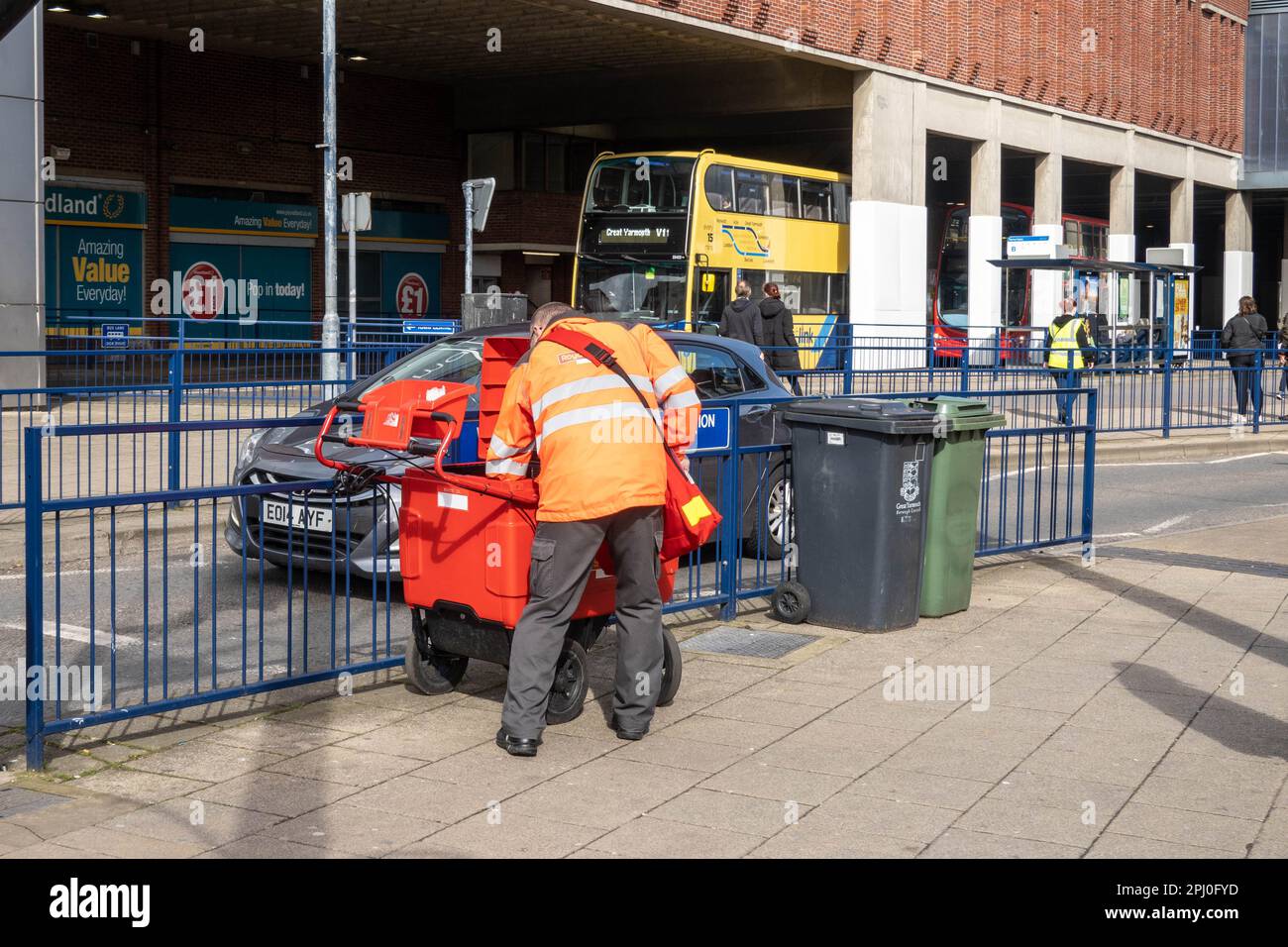 Postboten-Sortierpost von seinem vierrädrigen Wagen in Great Yarmouth Norfolk England Stockfoto