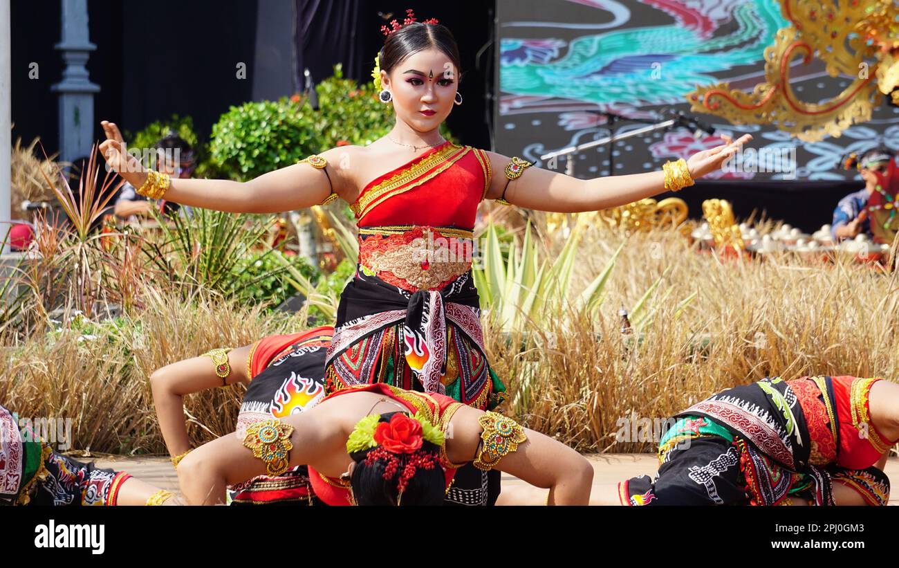 Puspa-Dahana-Tanz. Puspa zeigt Schönheit und Zärtlichkeit. Und die Äste symbolisieren einen strahlenden Geist. Entschlossenheit für Nation und Staat Stockfoto