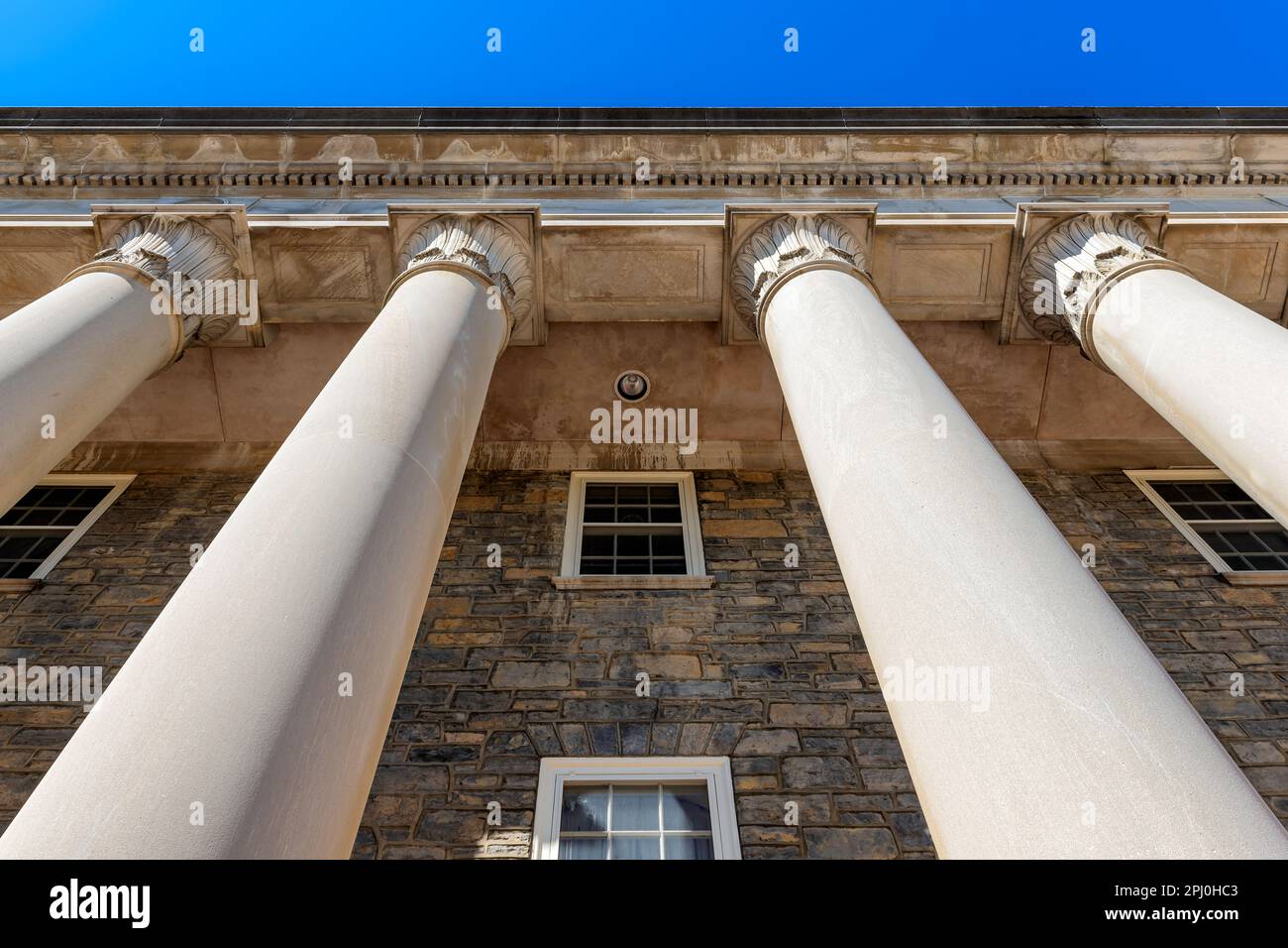 Fassade mit Säulen auf dem Campus der State University Stockfoto