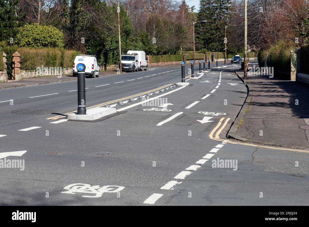 Seggregierte Radwege auf der South West City Way Radroute auf St Andrews Drive, Glasgow, Schottland, Großbritannien, Europa Stockfoto