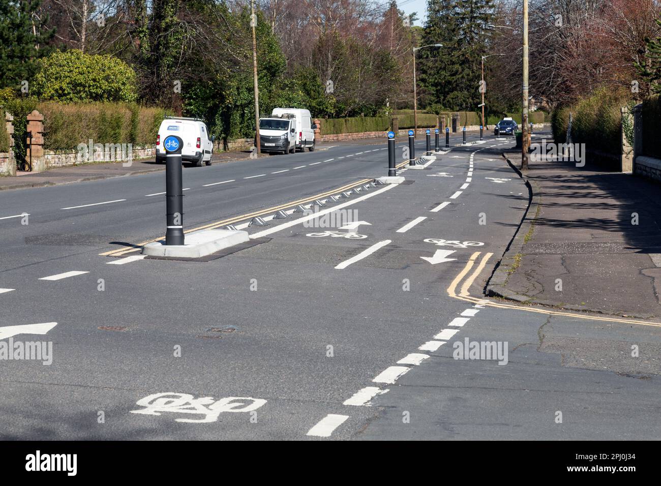 Segregated Radwege auf der South West City Way Fahrradroute am St Andrews Drive, Glasgow, Schottland, Großbritannien Stockfoto
