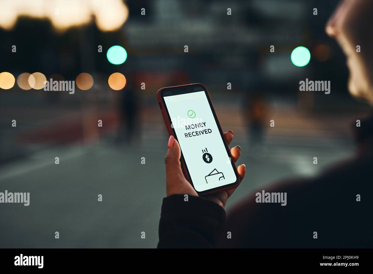 Geldtransfer. Online-Banking. Person, die Geld online überweist, indem sie Anwendungen verwendet, um Geld auf Smartphones zu senden und zu empfangen Stockfoto