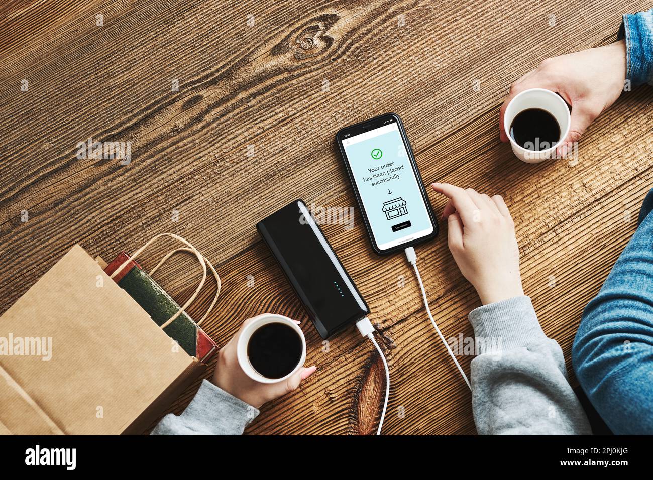 Online-Shopping. Online bezahlen. Produktbestellung im Online-Shop über Smartphone. Zahlungsbestätigung auf dem Bildschirm. Online-Banking. Bezahlung für Online-sh Stockfoto