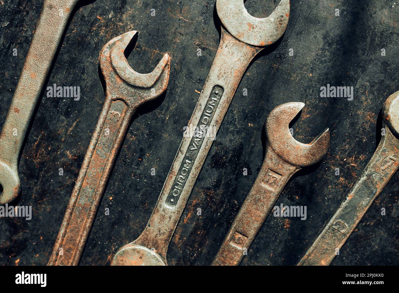 Schraubenschlüssel auf Stahloberfläche. Alte rostige Schraubenschlüssel zur Wartung. Mechanische Hardware-Tools zu reparieren. Technische Tools Hintergrund mit Kopierplatz Stockfoto