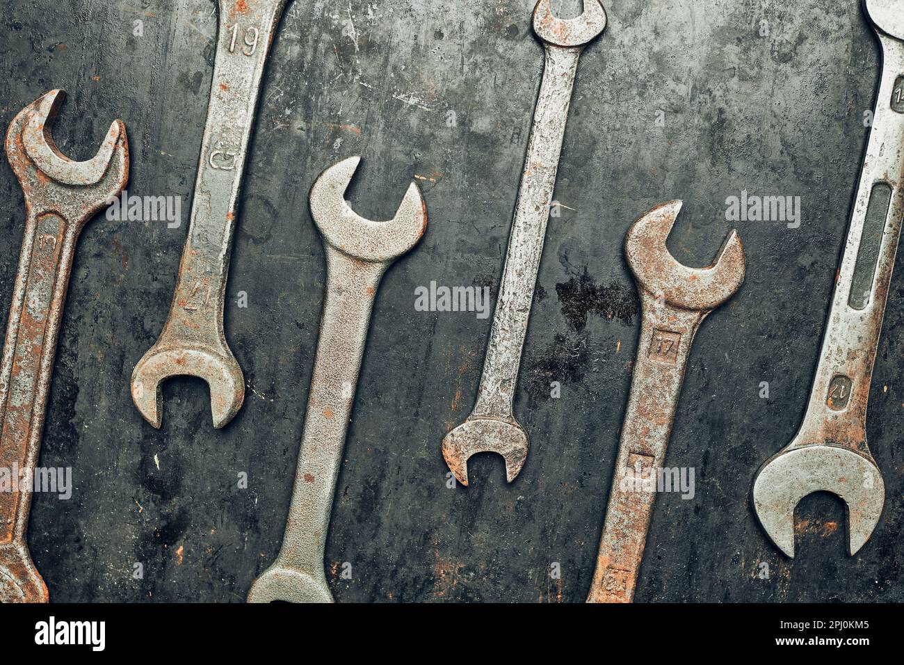 Schraubenschlüssel auf Stahloberfläche. Alte rostige Schraubenschlüssel zur Wartung. Mechanische Hardware-Tools zu reparieren. Technische Tools Hintergrund mit Kopierplatz Stockfoto
