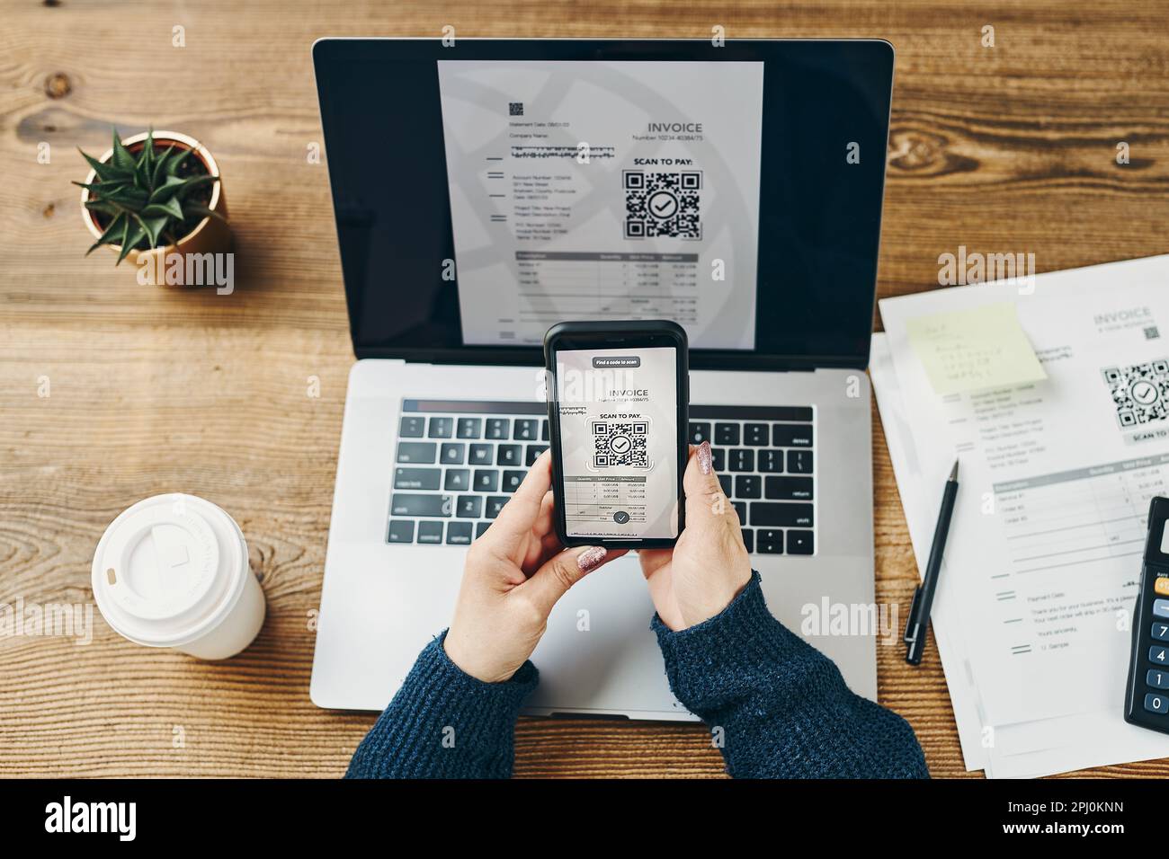 Frau Scannen QR-Code von der Rechnung, um die Zahlung mit schnellen sicheren Zahlungssystem und Smartphone-Code-Leser zu machen. Geschäftsfrau, die Rechnungen mit Exp Stockfoto