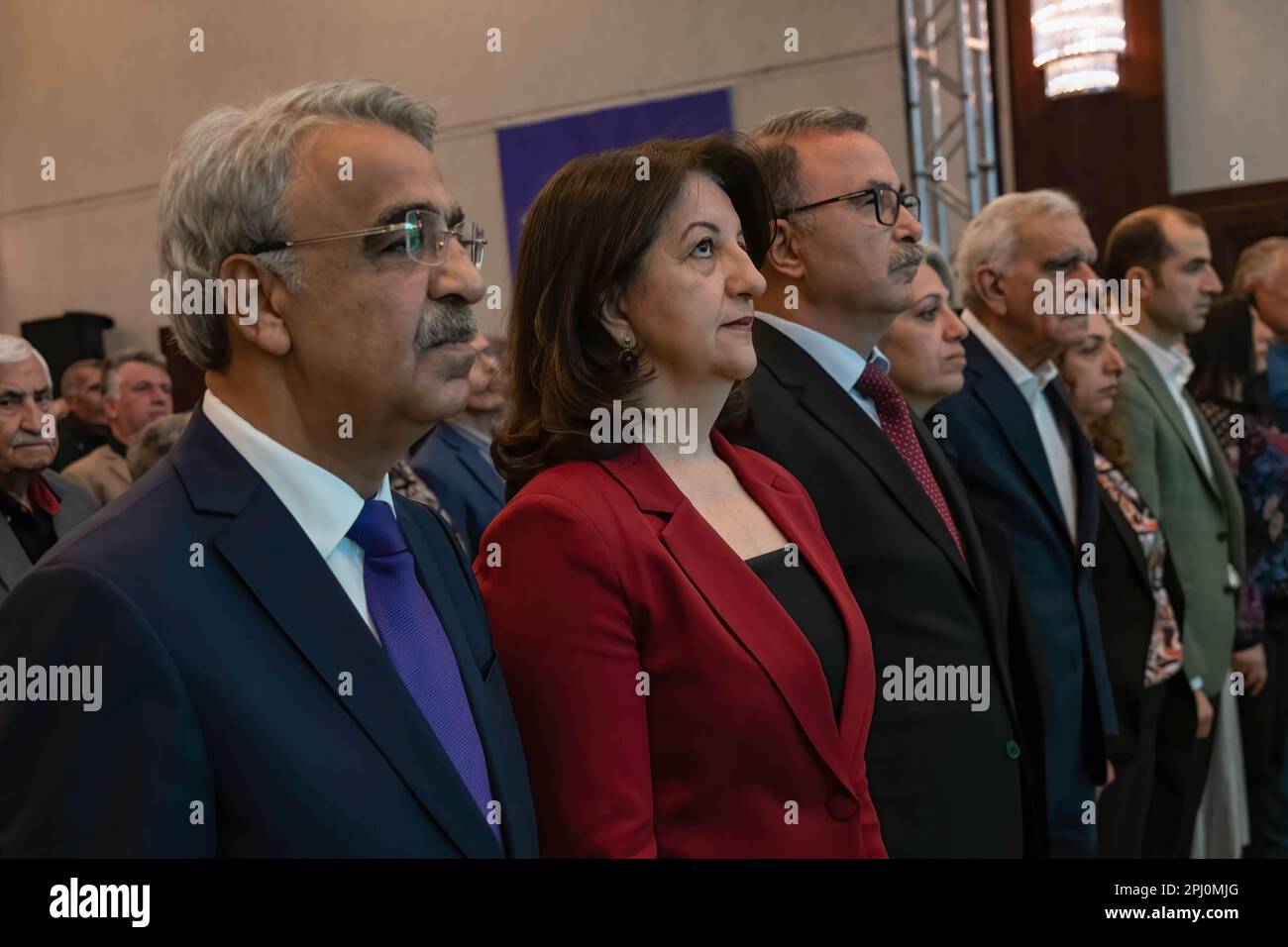 Ankara, Türkei. 30. März 2023. HDP-Ko-Vorsitzende Pervin Buldan (2L) und Mithat Sancar (L) während der Wahlmanifesto-Konferenz. Die Partei der Grünen Linken hat das Wahlmanifest angekündigt, dass die Demokratische Volkspartei (HDP) bei den Wahlen am 14. Mai von ihren Listen aufgenommen wird. Die Partei setzte ihren Wahlslogan auf "We are here, together We will Change". Darüber hinaus nahmen viele Politiker, Akademiker und Schriftsteller am Wahlprogramm Teil. Kredit: SOPA Images Limited/Alamy Live News Stockfoto