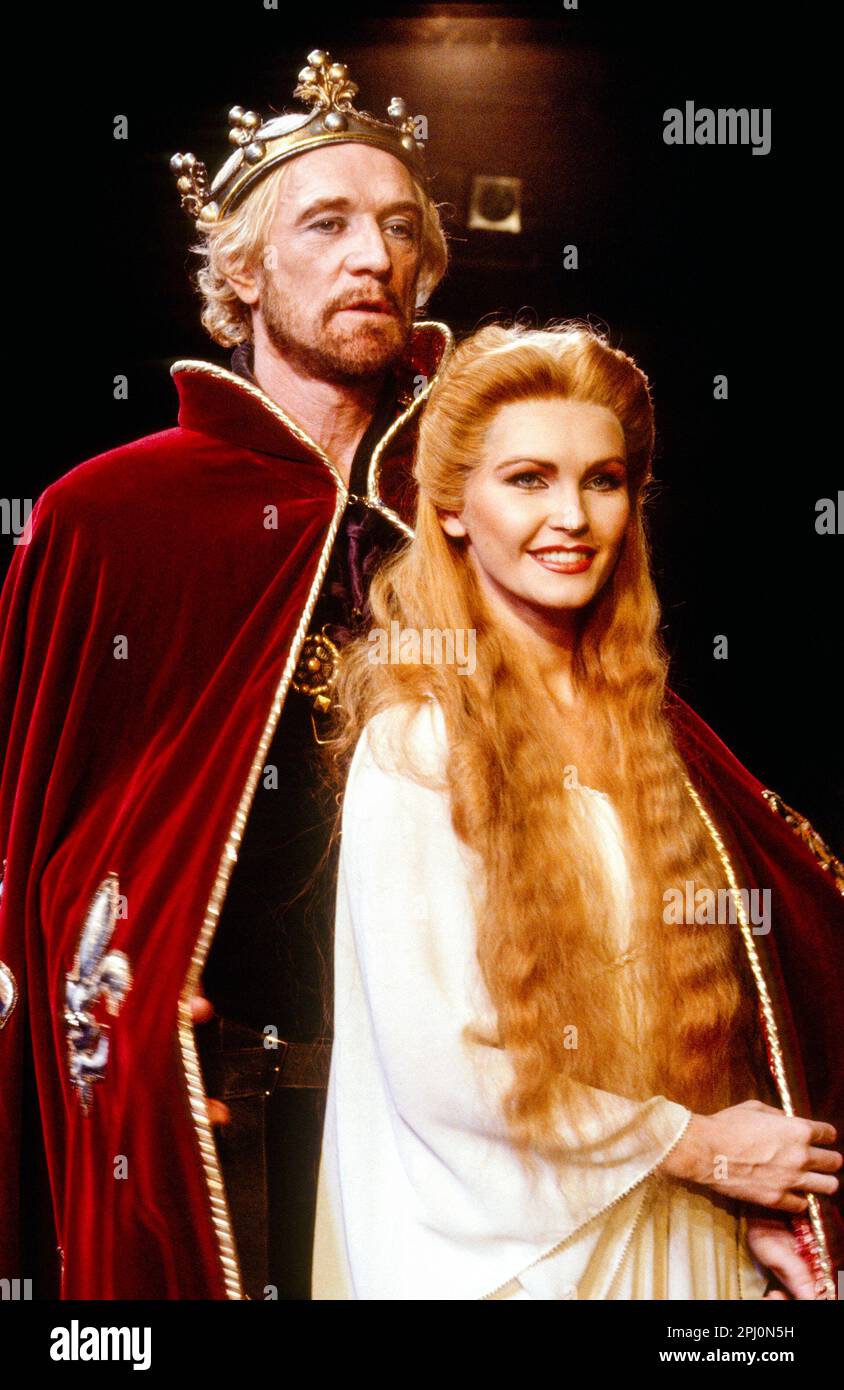 Richard Harris (King Arthur), Fiona Fullerton (Guenevere) in CAMELOT im Apollo Victoria, London SW1 23/11/1982 Buch & Texte: Alan Jay Lerner Musik: Frederick Loewe Design: Desmond Heeley Beleuchtung: David Hersey Regisseur: Michael Rudman Stockfoto