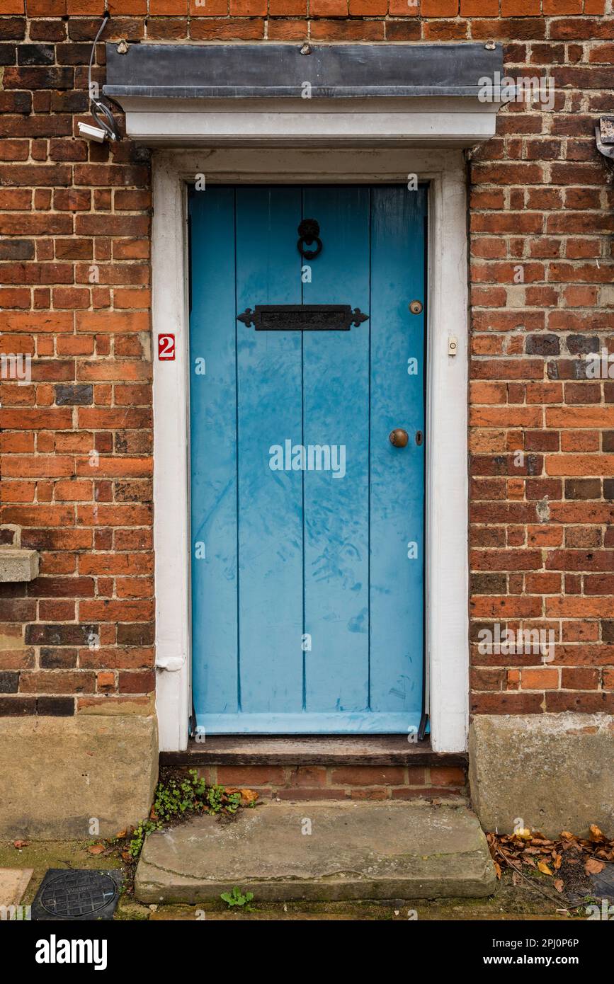 Blaue Eingangstür des Cottage, Farnham, Surrey, Großbritannien Stockfoto