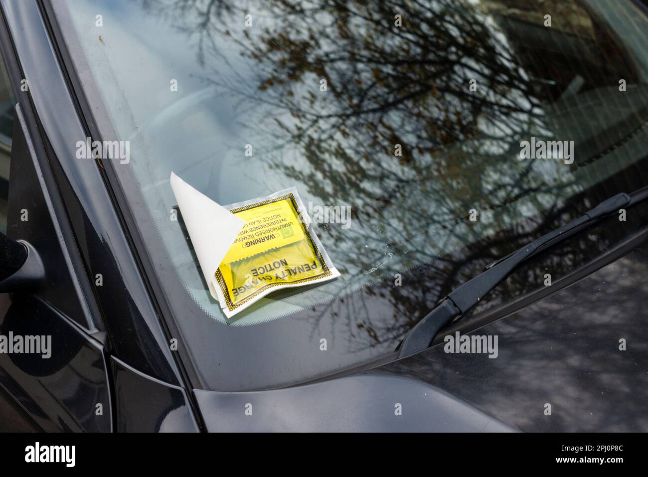 Hinweis zur Strafgebühr auf der Windschutzscheibe des Fahrzeugs, Farnham, Surrey, Großbritannien Stockfoto