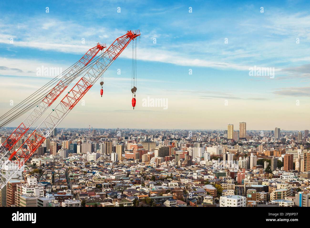 Bauindustrie und Entwicklung. Kranich in den endlosen Vororten Tokios Stockfoto