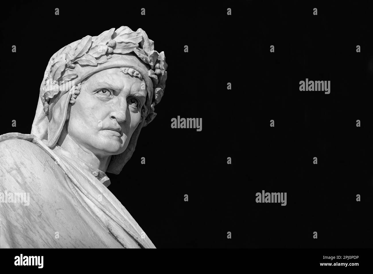 Dante Alighieri, der größte italienische Dichter. Marmorstatue im Freien, errichtet im historischen Zentrum von Florenz im Jahr 1865 (Schwarz und Weiß mit Kopierbereich) Stockfoto