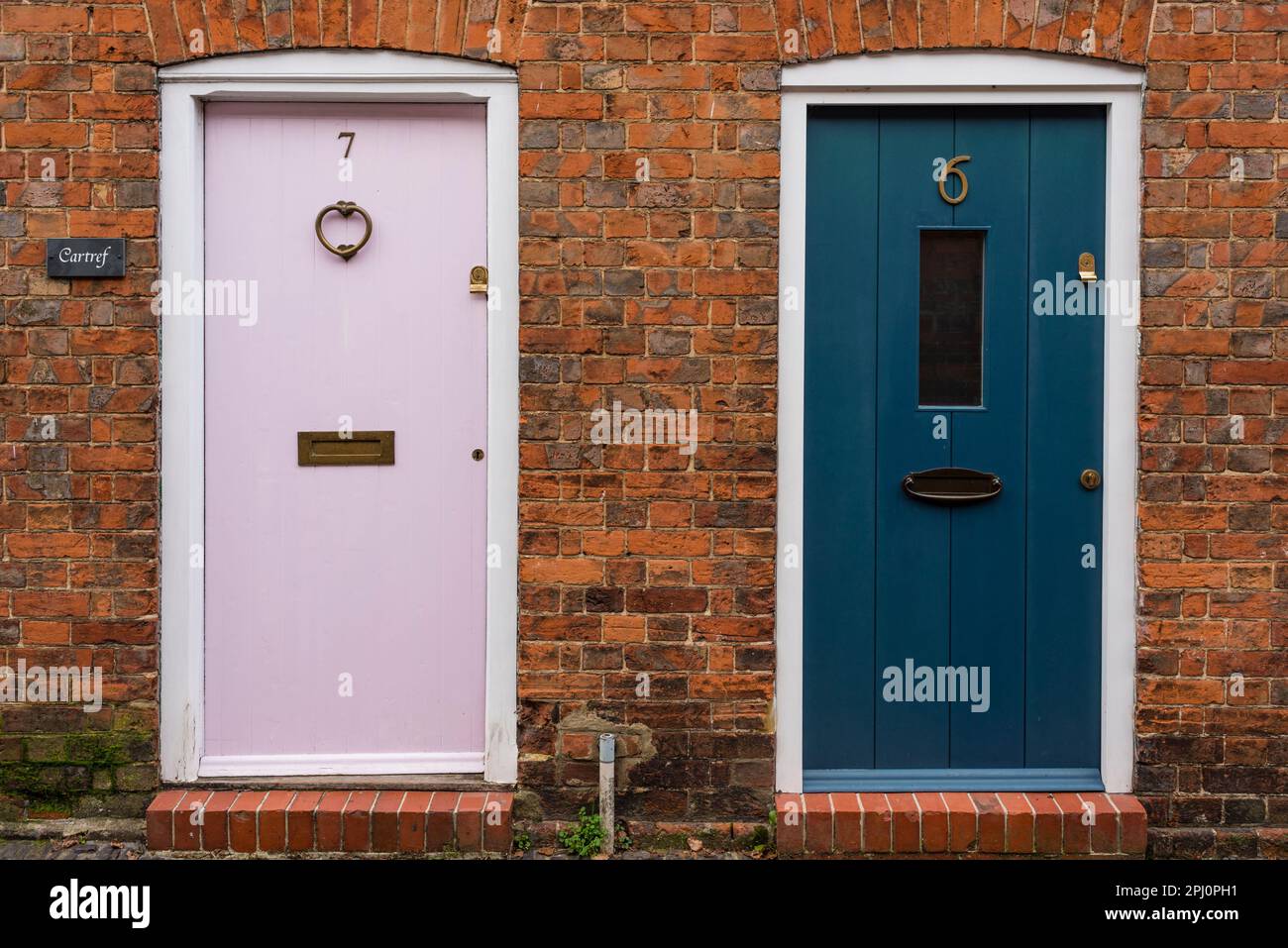 Zwei Türen nebeneinander, Farnham, Surrey, Großbritannien Stockfoto