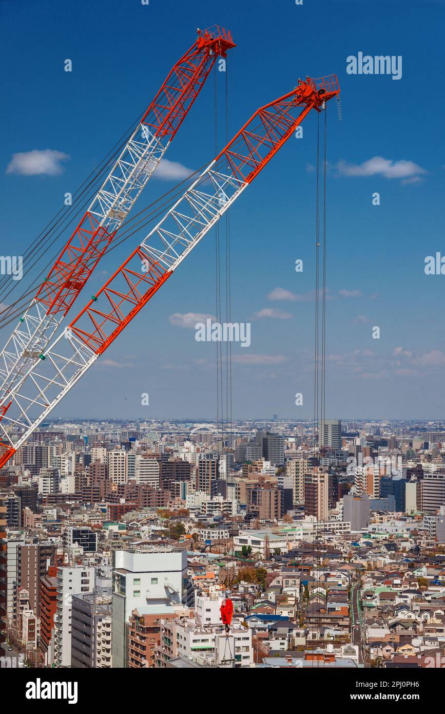 Bauindustrie und Entwicklung. Kranich in den endlosen Vororten Tokios Stockfoto