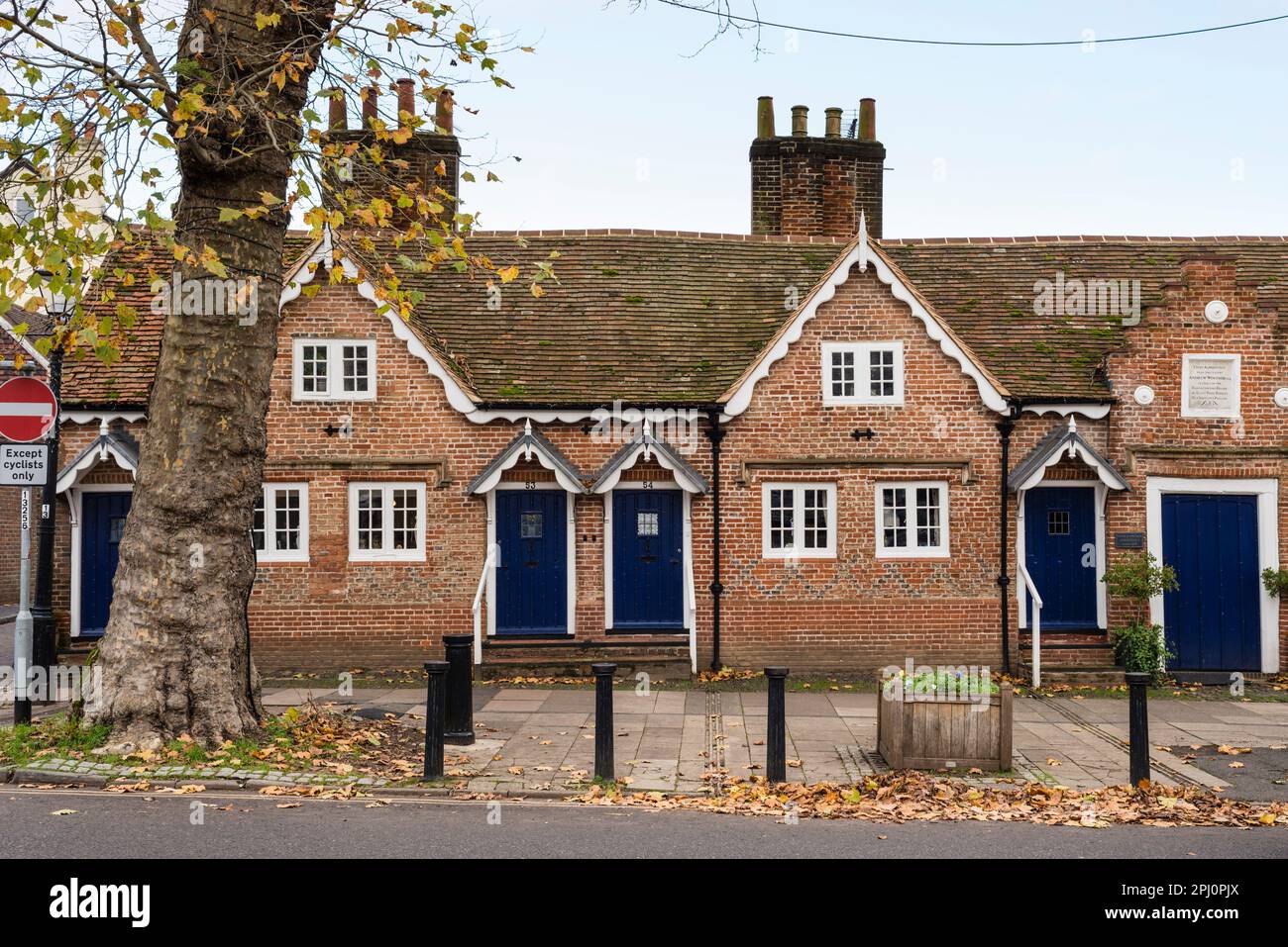 Terrassenförmige Hütten in Castle Street, Farnham, Surrey, Großbritannien Stockfoto