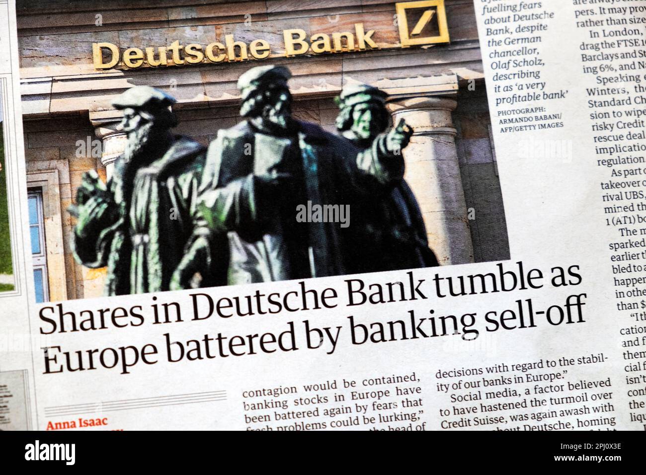 „Aktien der Deutschen Bank fallen, während Europa durch Bankverkauf besser wird“, Guardian, Headline Stock News Market, 25. März 2023 in London, Großbritannien Stockfoto