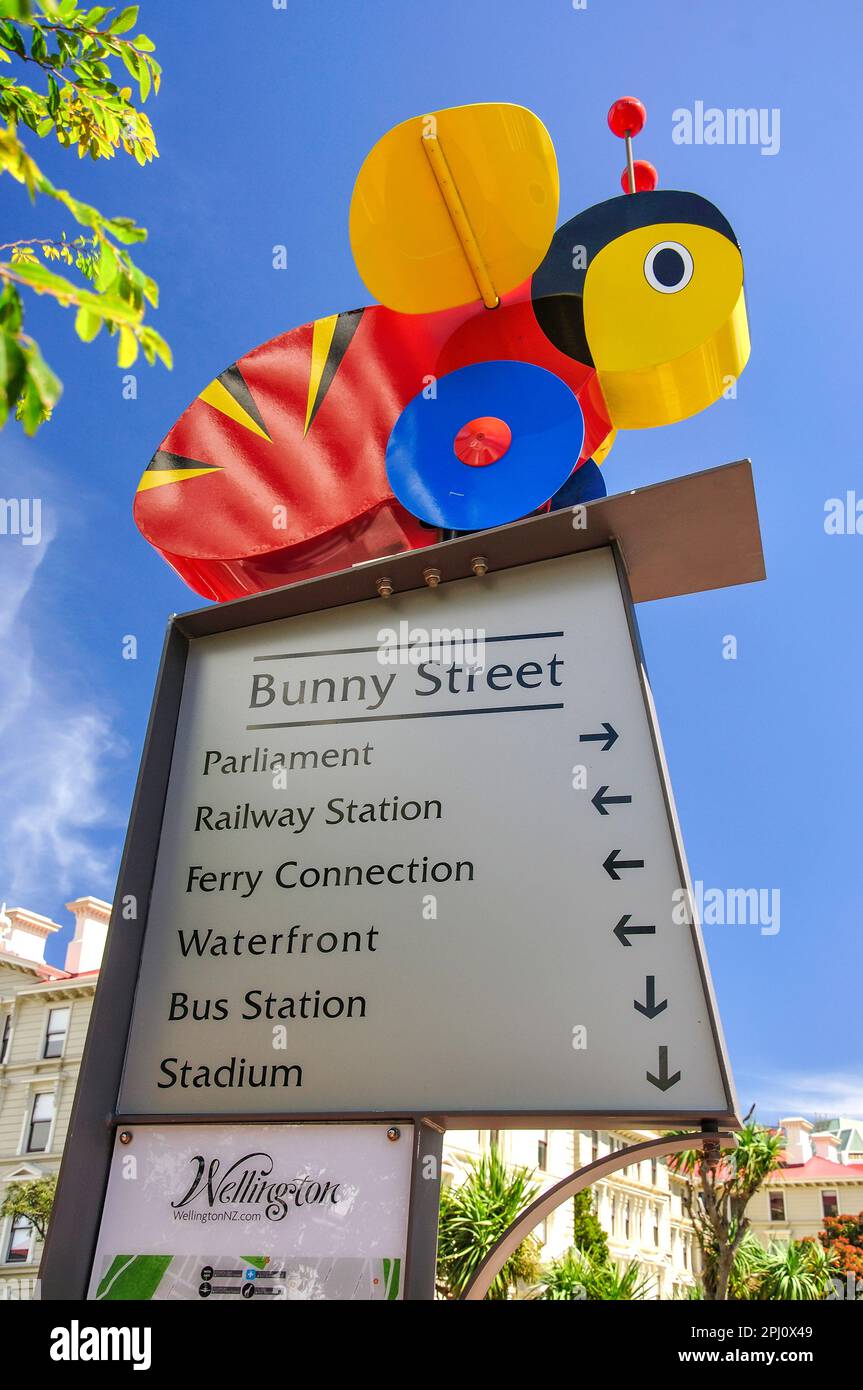 Straßenschild mit "Buzy Bee" Logo, Region Bunny Street, Wellington, Wellington, Nordinsel, Neuseeland Stockfoto