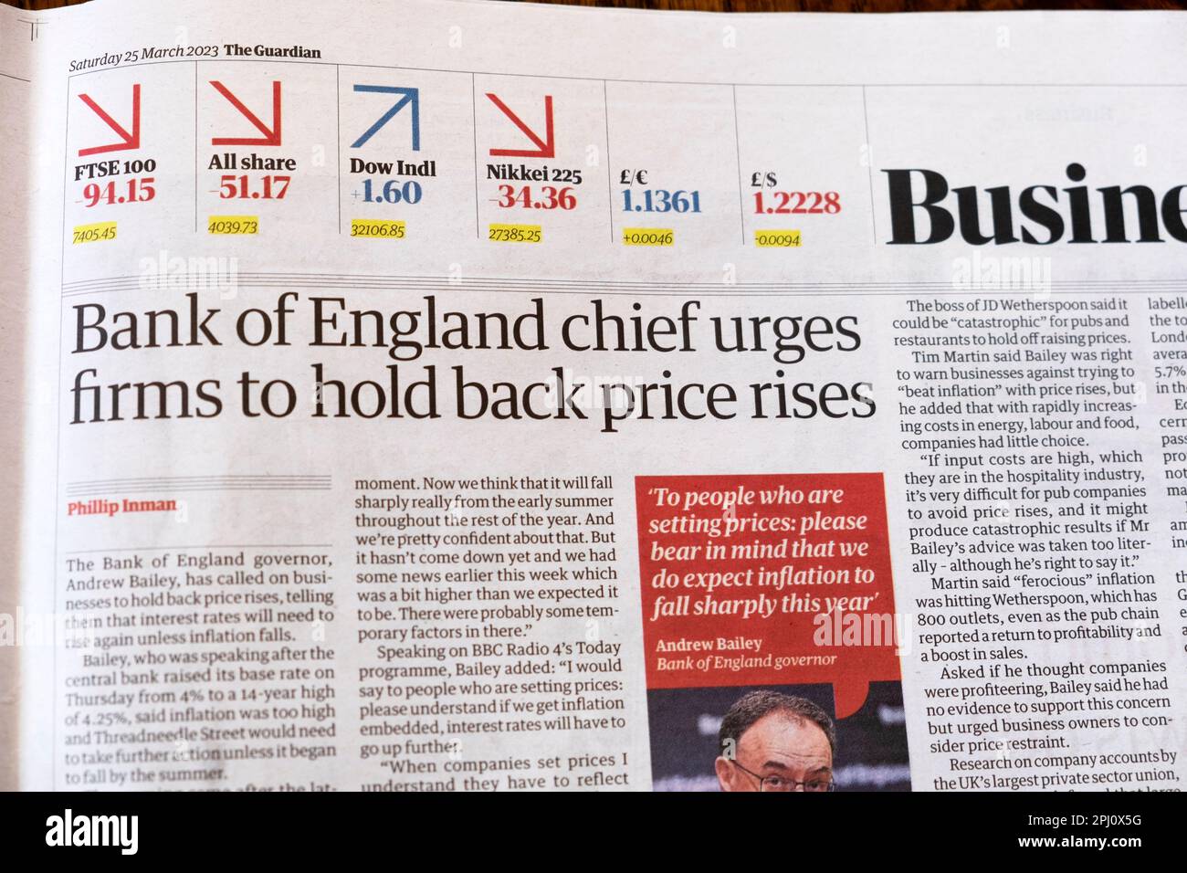 "Chef der Bank of England drängt Firmen, Preiserhöhungen zurückzuhalten" Schlagzeile der Zeitung Guardian Andrew Bailey Artikel 25. März 2023 London UK Großbritannien Stockfoto