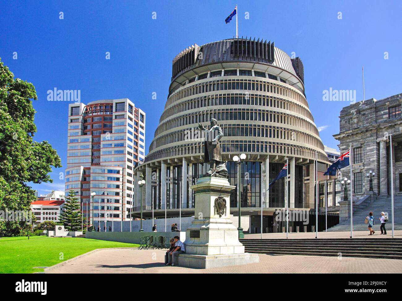 Neuseeländische Regierung „Beehive“ und Parlamentsgebäude, Lambton Quay, Wellington, Wellington Region, North Island, Neuseeland Stockfoto