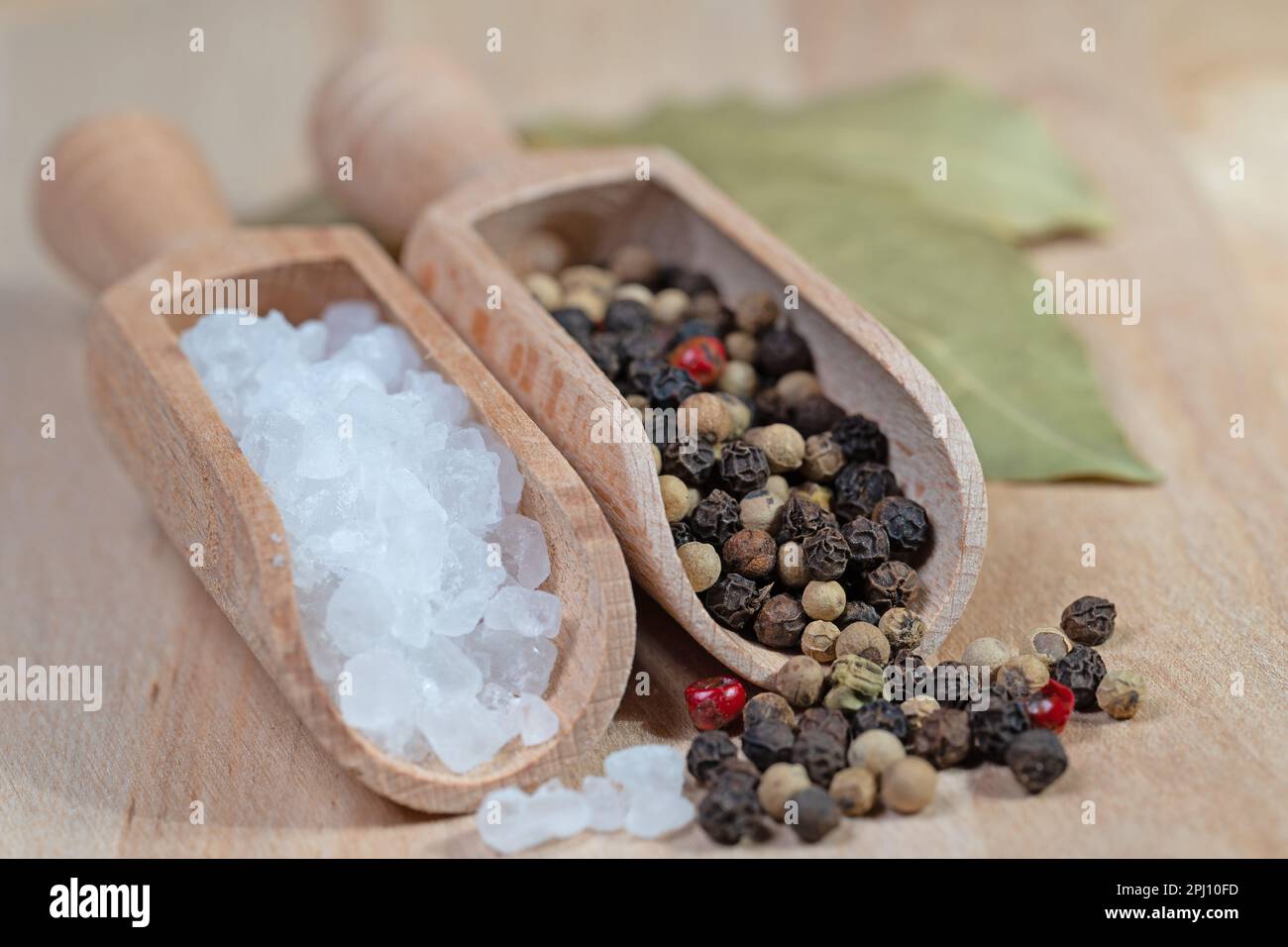 Salz und gemischter Pfeffer auf Gewürzlöffeln Stockfoto