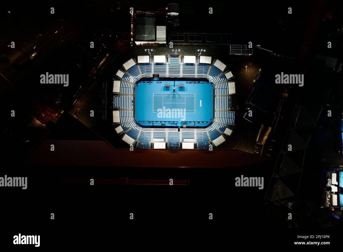 Luftaufnahme eines Hallenstadions mit offenem Dach und Tennisplatz, umgeben von großen Tribünen Stockfoto