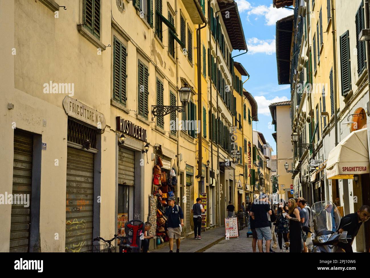 Geschäfte und Restaurants in der Via Sant' Antonino in Florenz, Italien, nur wenige Schritte vom berühmten zentralen Markt entfernt, bieten eine typische lebhafte Straßenszene. Stockfoto