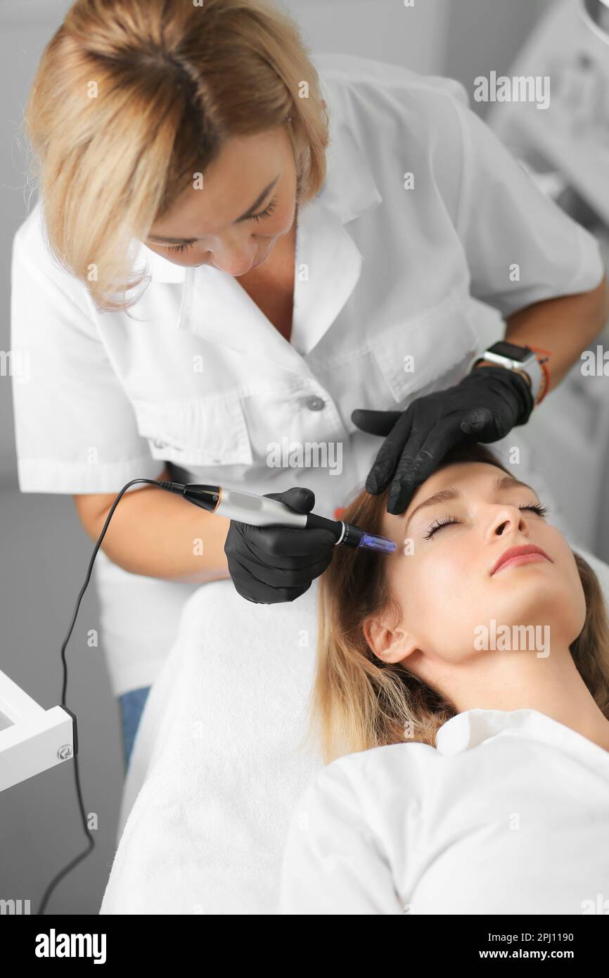 Mesotherapie mit Mikronadeln, Schönheitsinjektionen, Gesichts- und Körperpflege. Hardware-Verfahren für das Gesicht. Moderne Hardware-Kosmetik Stockfoto