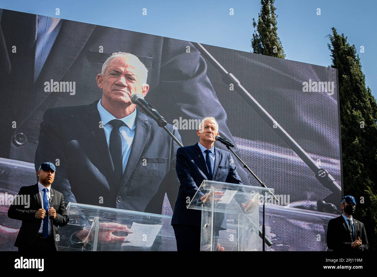 Jerusalem, Israel. 27. März 2023. Der ehemalige israelische Verteidigungsminister Beni Gantz spricht während des Protests gegen Reformen. Während der Generalstreik Israel verschließt, wird Netanjahu die Justizreform einfrieren. (Foto: Eyal Warshavsky/SOPA Images/Sipa USA) Guthaben: SIPA USA/Alamy Live News Stockfoto