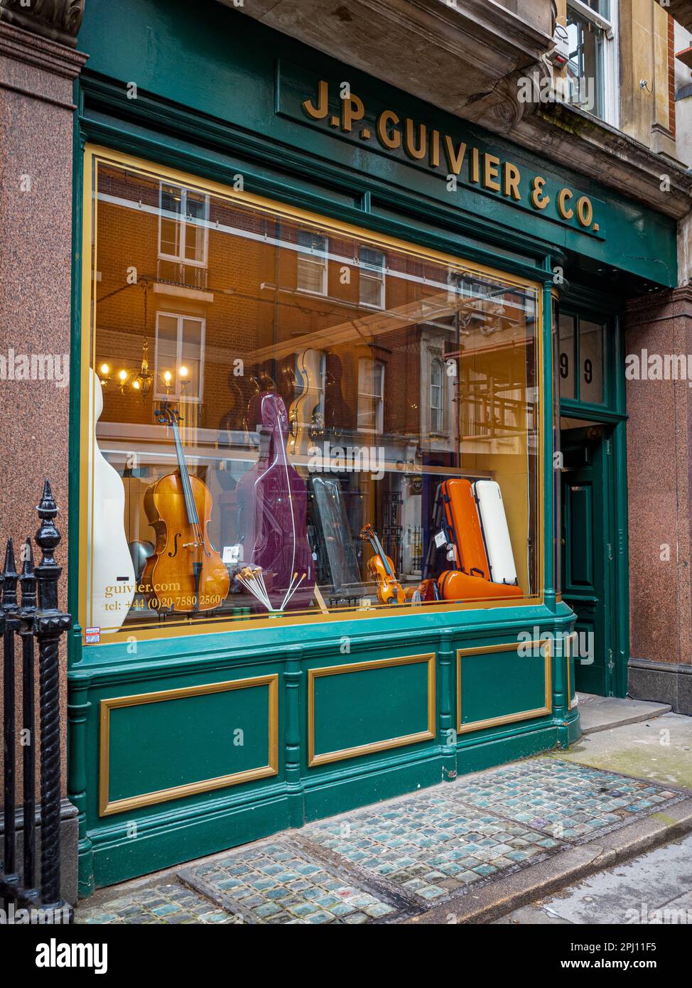 J.P. Guiver & Co London, 99 Mortimer St, London. Musikinstrumentladen. Gegründet 1863 in London. Stockfoto