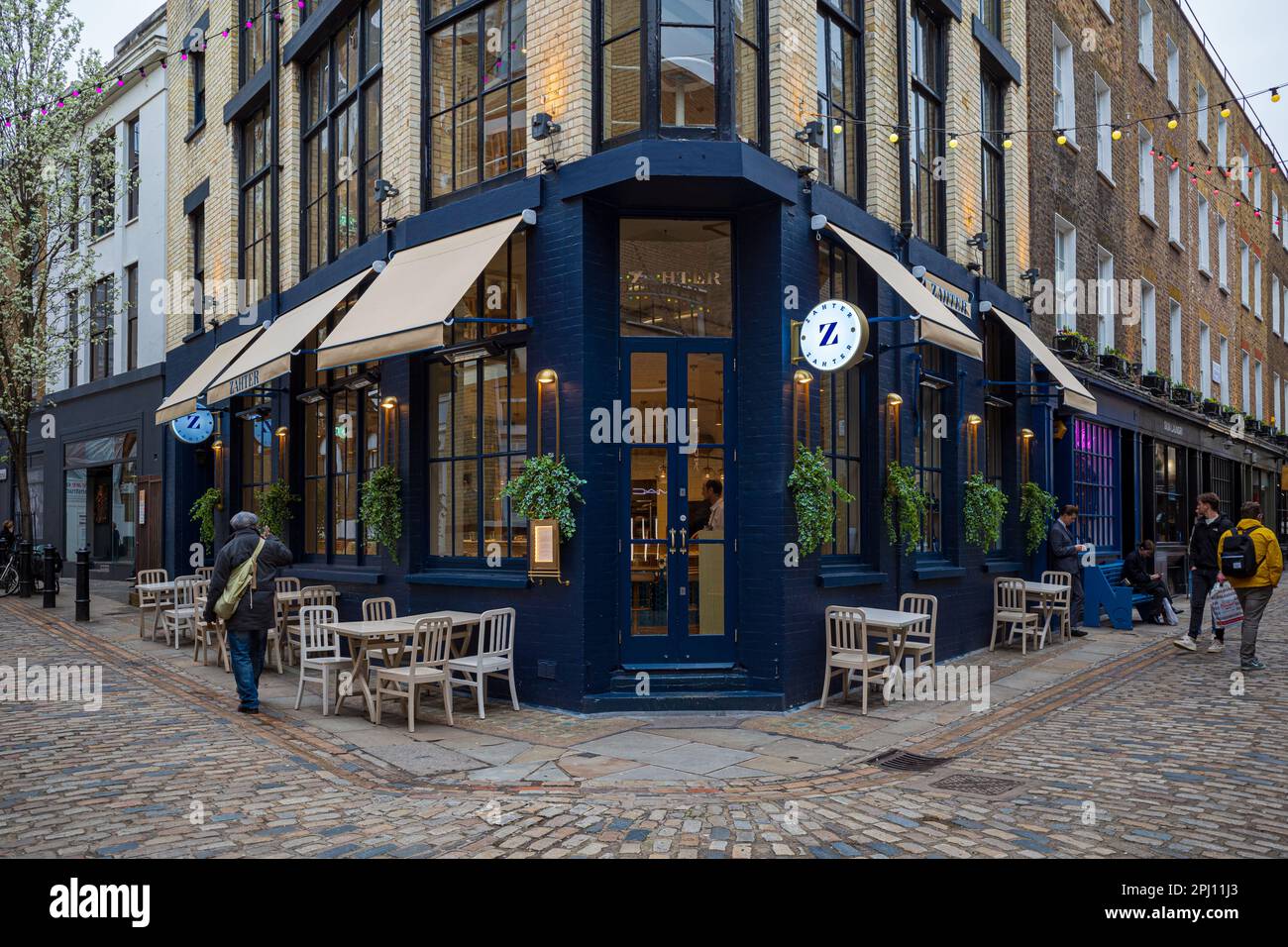 Zahter Restaurant 30-32 Foubert's Place Carnaby Soho London. Türkisches Restaurant im Istanbul-Stil. 2021 vom türkischen Koch Esra Muslu eröffnet. Stockfoto