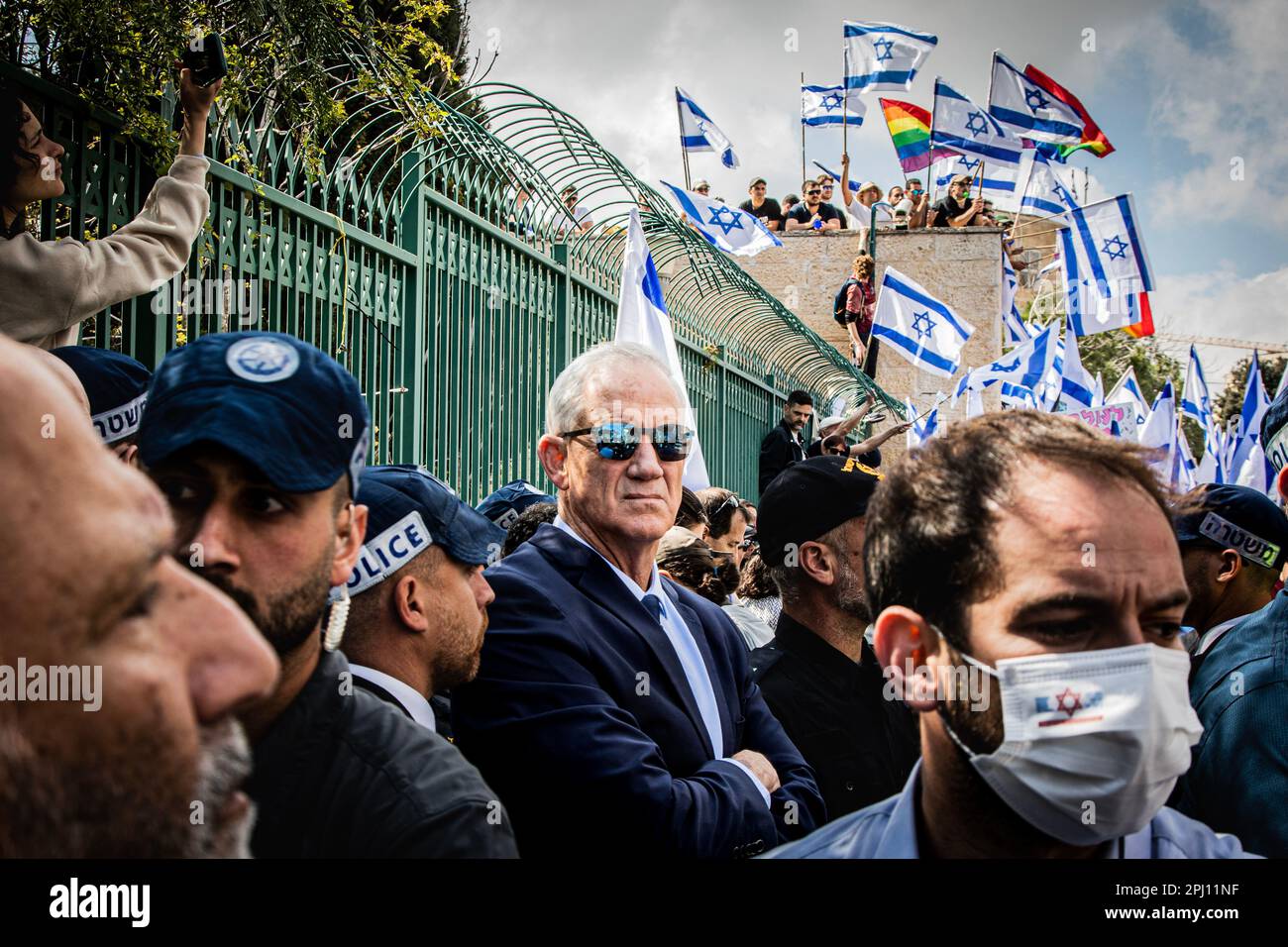 Jerusalem, Israel. 27. März 2023. Der ehemalige israelische Verteidigungsminister Beni Gantz steht während des Protests gegen die Reform von Sicherheitsbeamten umzingelt. Während der Generalstreik Israel verschließt, wird Netanjahu die Justizreform einfrieren. (Foto: Eyal Warshavsky/SOPA Images/Sipa USA) Guthaben: SIPA USA/Alamy Live News Stockfoto