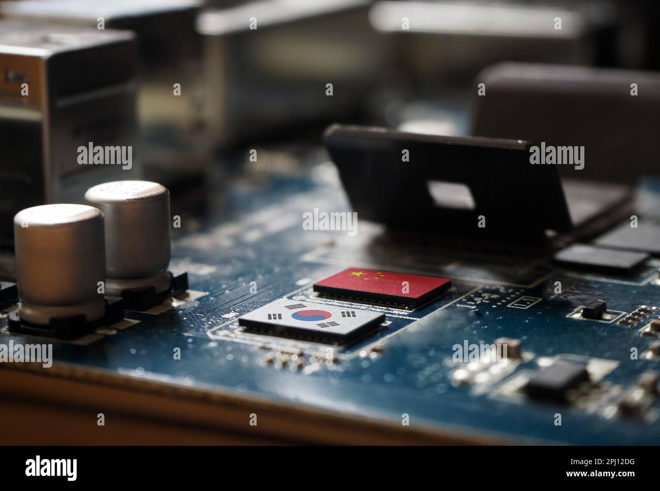 Südkoreanische und chinesische Flaggen drucken den Bildschirm auf den Mikrochip. Die größten Chip produzierenden Länder Asiens. Stockfoto