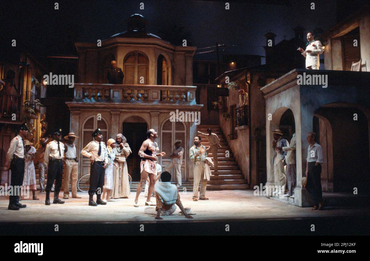 Unterhalb des Zentrums: Oscar James (Pompey Bum) oben rechts: Peter Straker (Lucio) in MEASURE FOR MEASURE von Shakespeare at the Lyttelton Theatre, National Theatre (NT), London SE1 14/04/1981 Set Design: Eileen Diss Kostüme: Lindy Hemming Regisseur: Michael Rudman Stockfoto