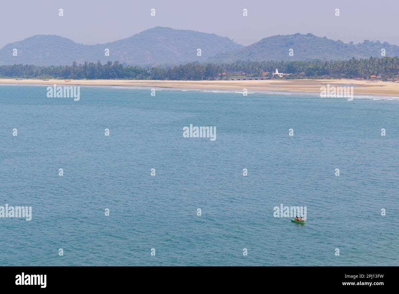 Azure Gewässer des Arabischen Meeres nahe Murdeshwar Beach (Karnataka, Indien) Stockfoto