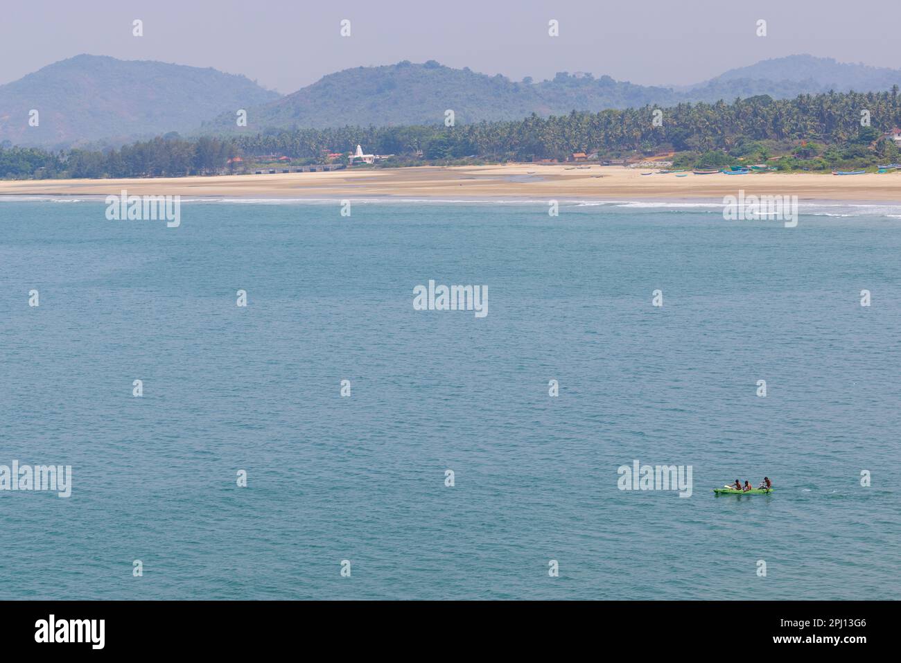 Azure Gewässer des Arabischen Meeres nahe Murdeshwar Beach (Karnataka, Indien) Stockfoto