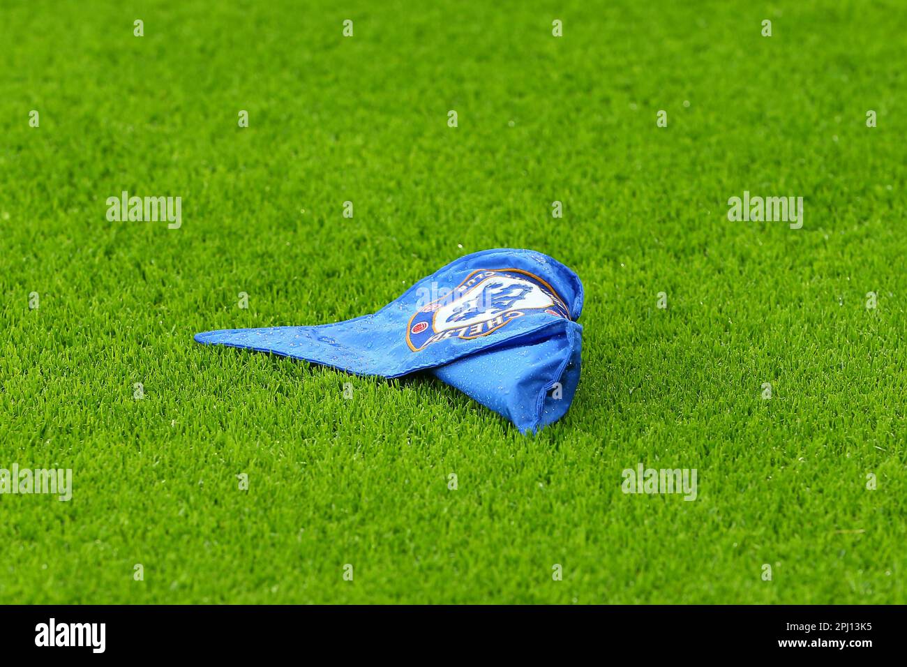 30. März 2023; Stamford Bridge, London, England: UEFA Womens Champions League Football, Quartalsfinale, Second Leg, Chelsea gegen Lyon; Eckflagge, die vom Fahnenstab abkommt und auf dem Spielfeld endet, nachdem der Sprinkler den Fahnenstab getroffen hat. Stockfoto