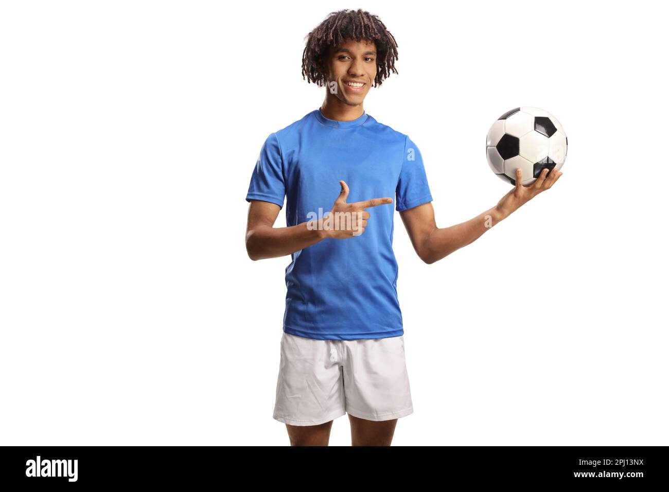 Ein afroamerikanischer Fußballspieler hält einen Ball und zeigt isoliert auf weißen Hintergrund Stockfoto