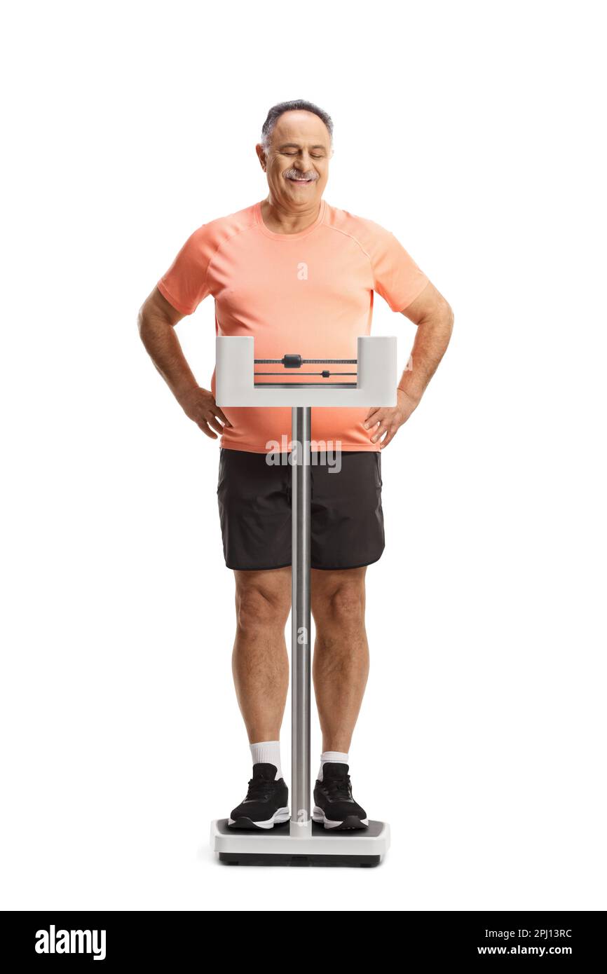 Reifer Mann in Sportbekleidung auf einer medizinischen Gewichtsskala isoliert auf weißem Hintergrund Stockfoto