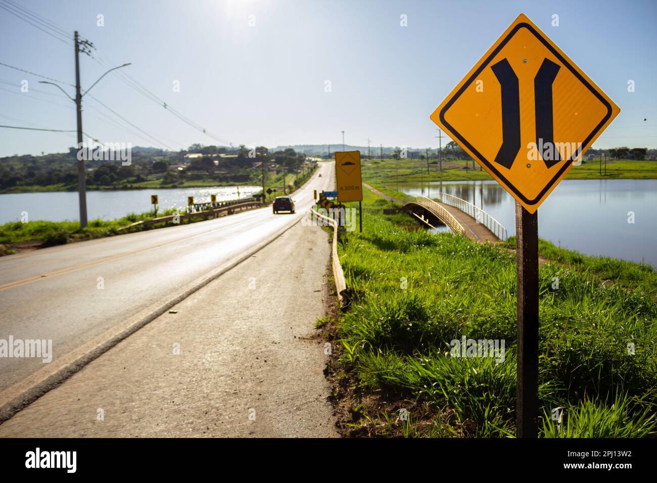 Anicuns, Goias, Brasilien – 26. März 2023: Die Brücke verengt das Schild neben dem „Fluss der Ochsen“ in der Stadt Anicuns. Stockfoto
