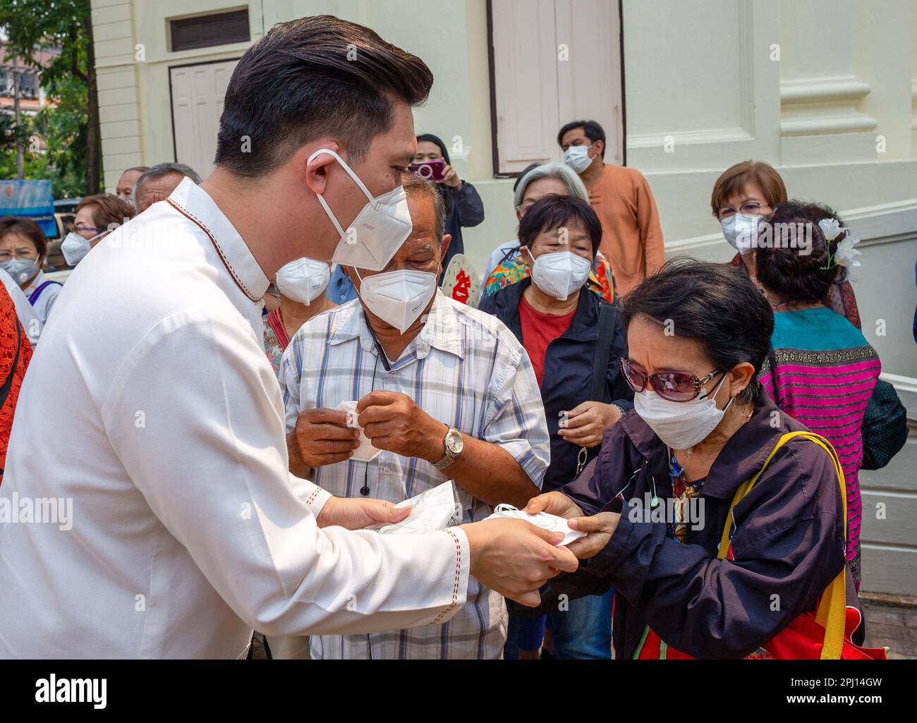 Asanee Buranupakorn (L), Bürgermeister der Stadt Chiang Mai, vergibt KN95 Gesichtsmasken an die Einwohner der Gemeinde Chiang Mai. Chiang Mai wurde zu einer stark verschmutzten Stadt durch Waldbrände, die von Landwirten verursacht wurden, die ihre Felder für neue Pflanzen vorbereiten. Die Umweltschutzbehörde (PCD) berichtete, dass der PM2,5-Staub in der Atmosphäre in Chiang Mai 182 Mikrometer beträgt, was den Standardwert von 32-182 Mikrometer überschritten hat. Waldbrände und landwirtschaftliche Verbrennung tragen zur Verschlechterung der Luftqualität in der Provinz bei und verursachen gesundheitliche Probleme. Stockfoto