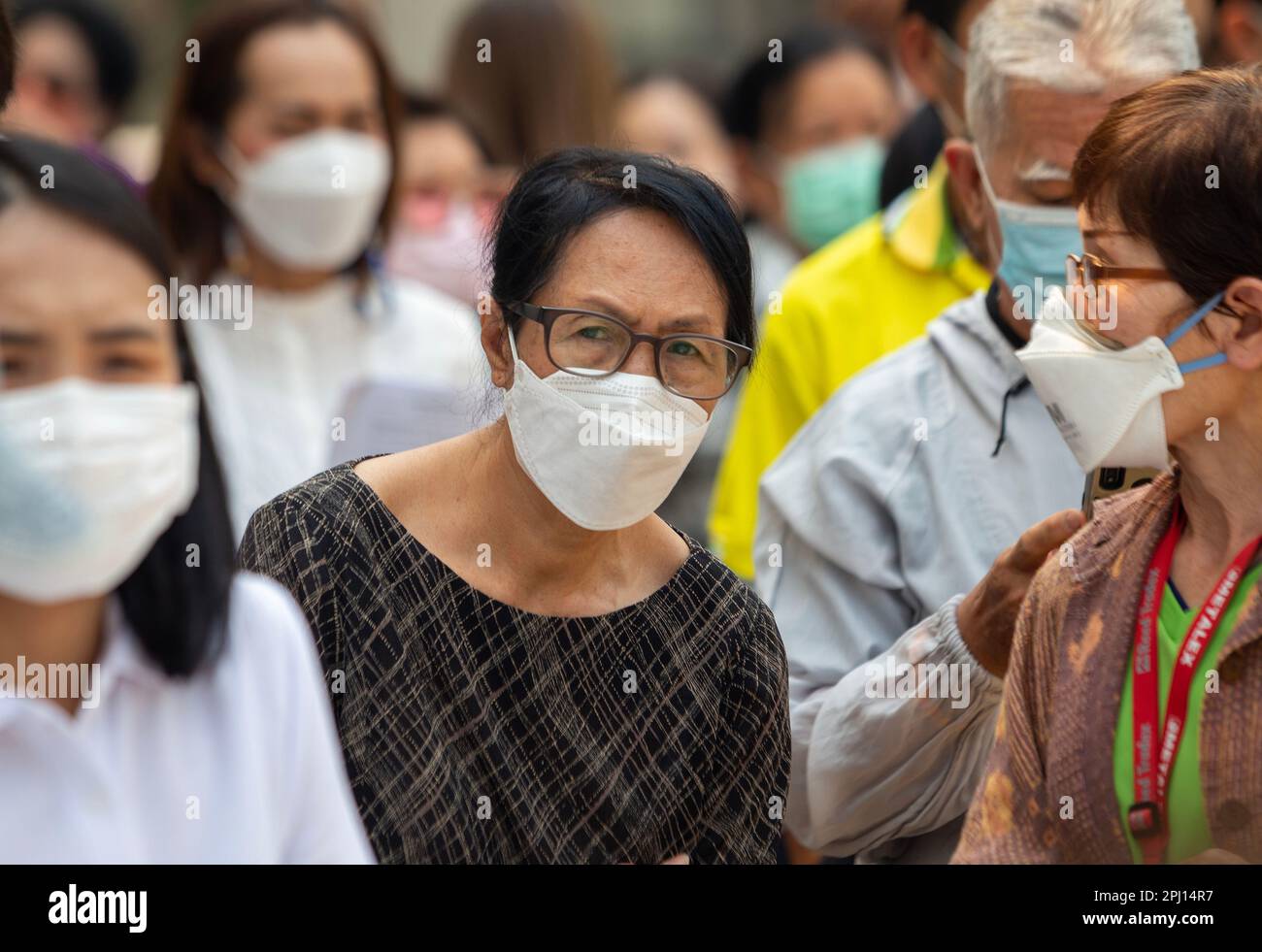 Eine Frau, die eine Gesichtsmaske als Schutzmaßnahme gegen die Luftverschmutzung in Chiang Mai trägt. Chiang Mai wurde zu einer stark verschmutzten Stadt durch Waldbrände, die von Landwirten verursacht wurden, die ihre Felder für neue Pflanzen vorbereiten. Die Umweltschutzbehörde (PCD) berichtete, dass der PM2,5-Staub in der Atmosphäre in Chiang Mai 182 Mikrometer beträgt, was den Standardwert von 32-182 Mikrometer überschritten hat. Waldbrände und landwirtschaftliche Verbrennung tragen zur Verschlechterung der Luftqualität in der Provinz bei und verursachen gesundheitliche Probleme. (Foto: Pongmanat Tasiri/SOPA Images/Sipa USA) Stockfoto