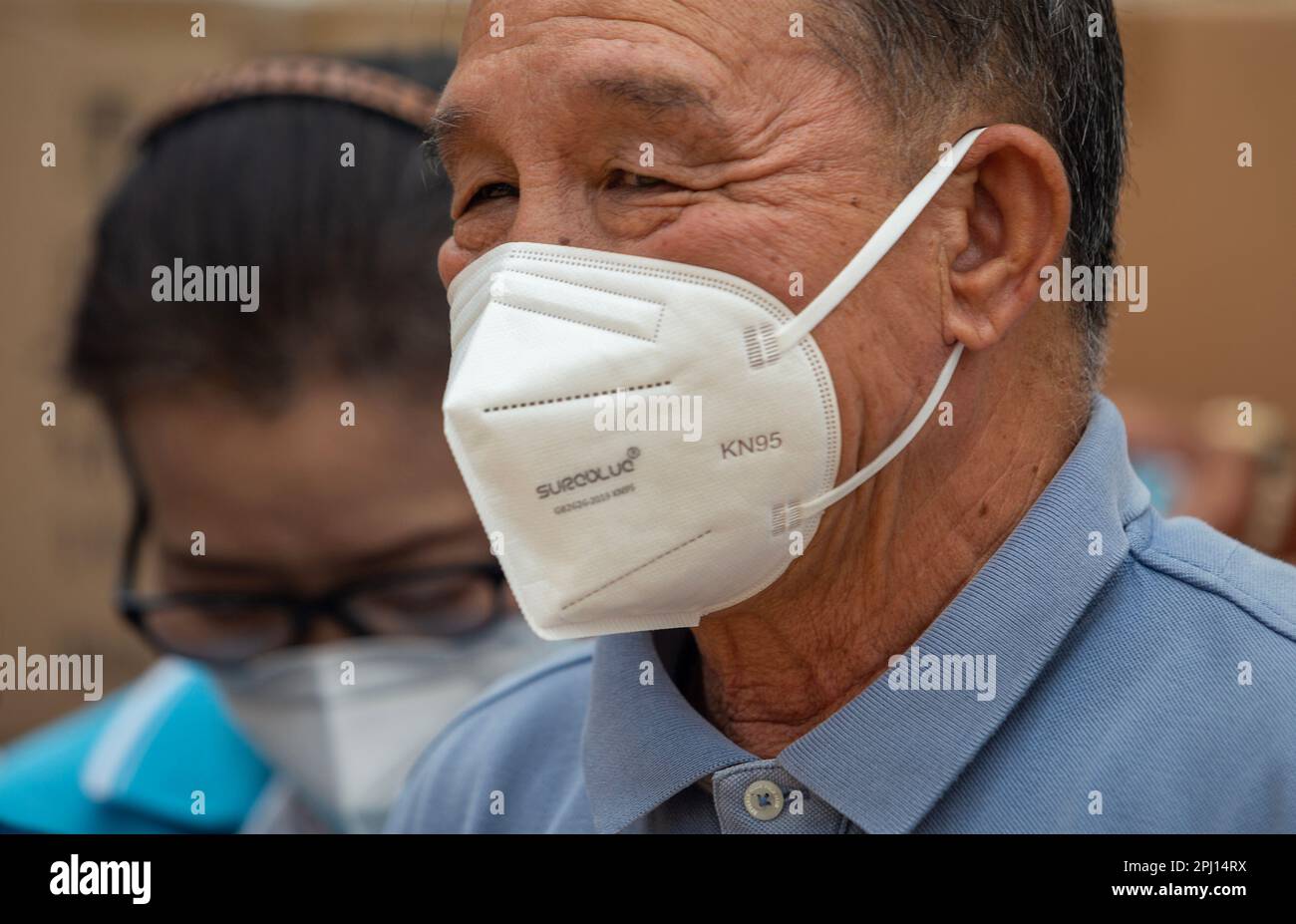 Ein älterer Mann, der eine Gesichtsmaske als Schutzmaßnahme gegen die Luftverschmutzung in Chiang Mai trägt. Chiang Mai wurde zu einer stark verschmutzten Stadt durch Waldbrände, die von Landwirten verursacht wurden, die ihre Felder für neue Pflanzen vorbereiten. Die Umweltschutzbehörde (PCD) berichtete, dass der PM2,5-Staub in der Atmosphäre in Chiang Mai 182 Mikrometer beträgt, was den Standardwert von 32-182 Mikrometer überschritten hat. Waldbrände und landwirtschaftliche Verbrennung tragen zur Verschlechterung der Luftqualität in der Provinz bei und verursachen gesundheitliche Probleme. (Foto: Pongmanat Tasiri/SOPA Images/Sipa USA) Stockfoto