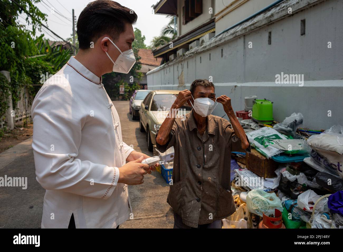 Ein Mann, der eine Gesichtsmaske als Schutzmaßnahme gegen die Luftverschmutzung in Chiang Mai trägt. Chiang Mai wurde zu einer stark verschmutzten Stadt durch Waldbrände, die von Landwirten verursacht wurden, die ihre Felder für neue Pflanzen vorbereiten. Die Umweltschutzbehörde (PCD) berichtete, dass der PM2,5-Staub in der Atmosphäre in Chiang Mai 182 Mikrometer beträgt, was den Standardwert von 32-182 Mikrometer überschritten hat. Waldbrände und landwirtschaftliche Verbrennung tragen zur Verschlechterung der Luftqualität in der Provinz bei und verursachen gesundheitliche Probleme. (Foto: Pongmanat Tasiri/SOPA Images/Sipa USA) Stockfoto