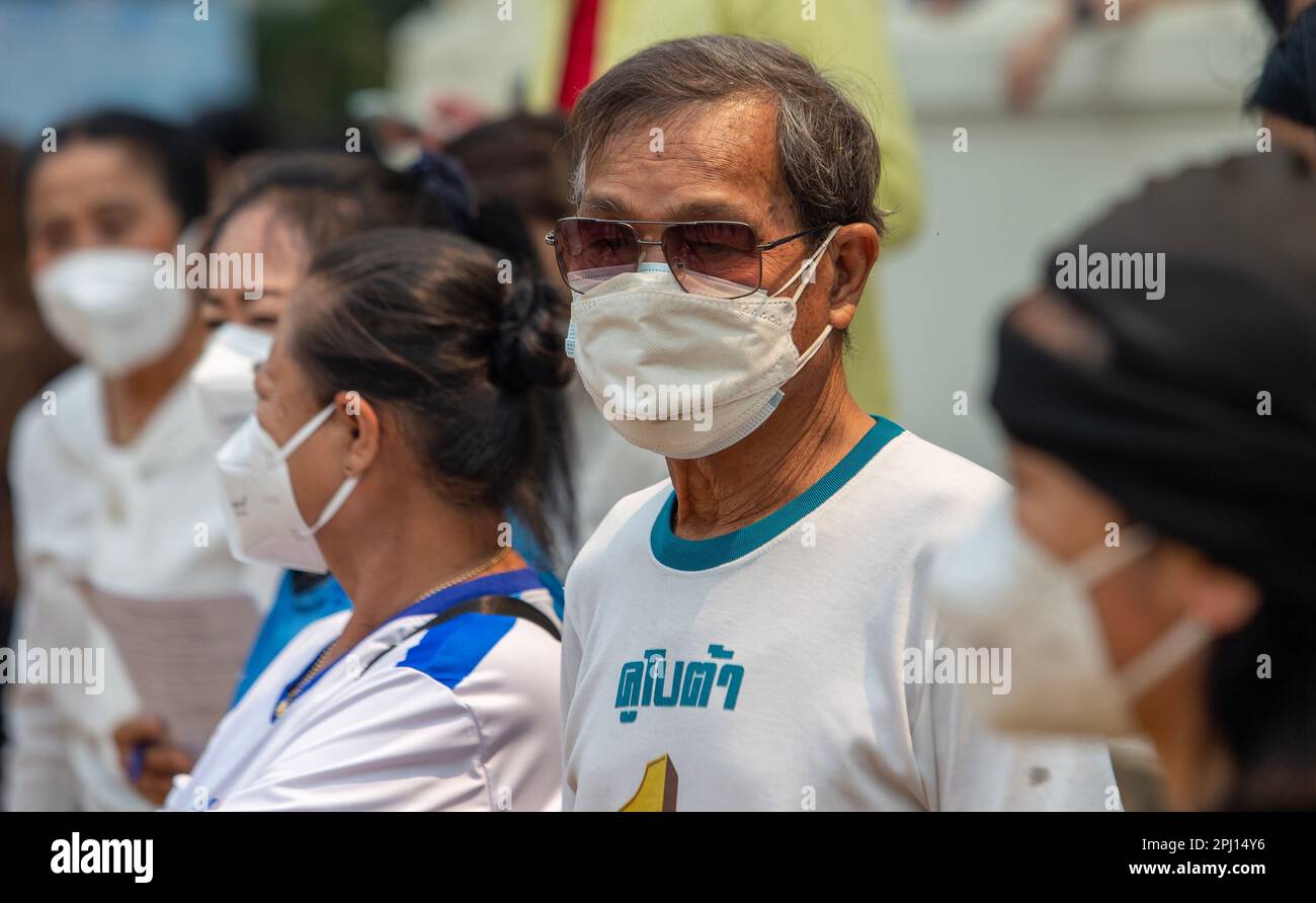 Ein Mann, der eine Gesichtsmaske als Schutzmaßnahme gegen die Luftverschmutzung in Chiang Mai trägt. Chiang Mai wurde zu einer stark verschmutzten Stadt durch Waldbrände, die von Landwirten verursacht wurden, die ihre Felder für neue Pflanzen vorbereiten. Die Umweltschutzbehörde (PCD) berichtete, dass der PM2,5-Staub in der Atmosphäre in Chiang Mai 182 Mikrometer beträgt, was den Standardwert von 32-182 Mikrometer überschritten hat. Waldbrände und landwirtschaftliche Verbrennung tragen zur Verschlechterung der Luftqualität in der Provinz bei und verursachen gesundheitliche Probleme. (Foto: Pongmanat Tasiri/SOPA Images/Sipa USA) Stockfoto